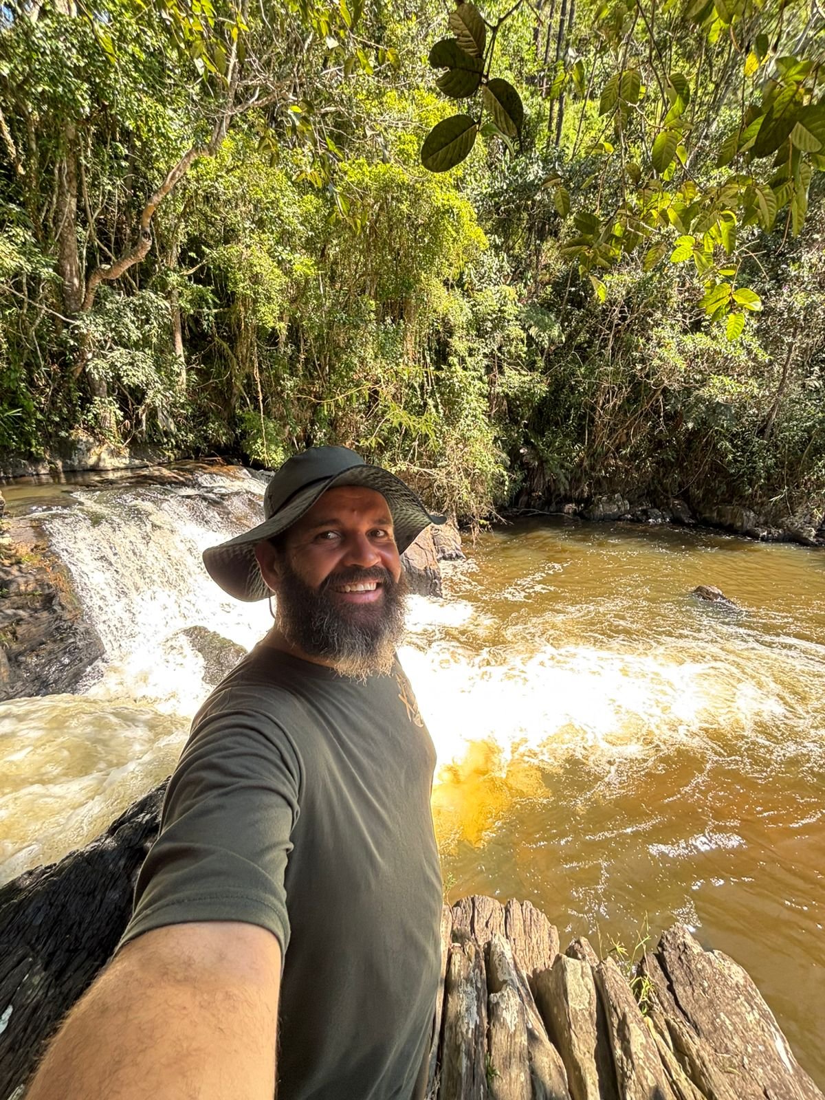 Douglas sorrindo ao lado do caiaque amarelo