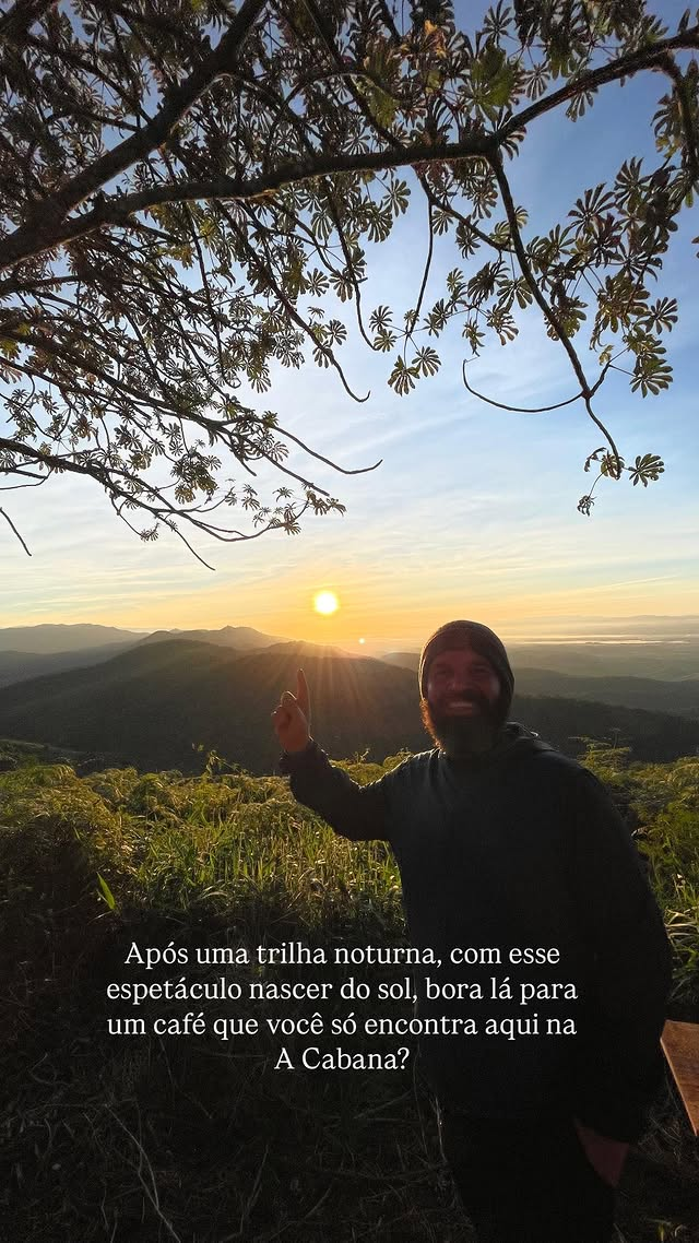 Douglas sorrindo com o nascer do sol dourado