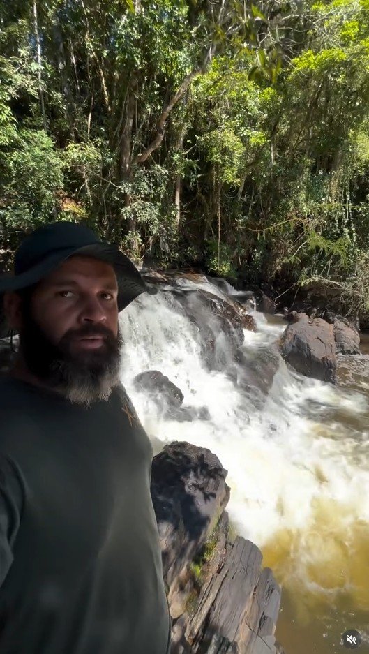 Douglas na cachoeira, Mata Atlântica ao fundo