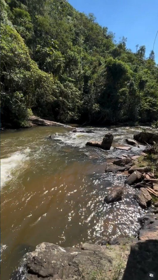 Cachoeira entre pedras e mata fechada