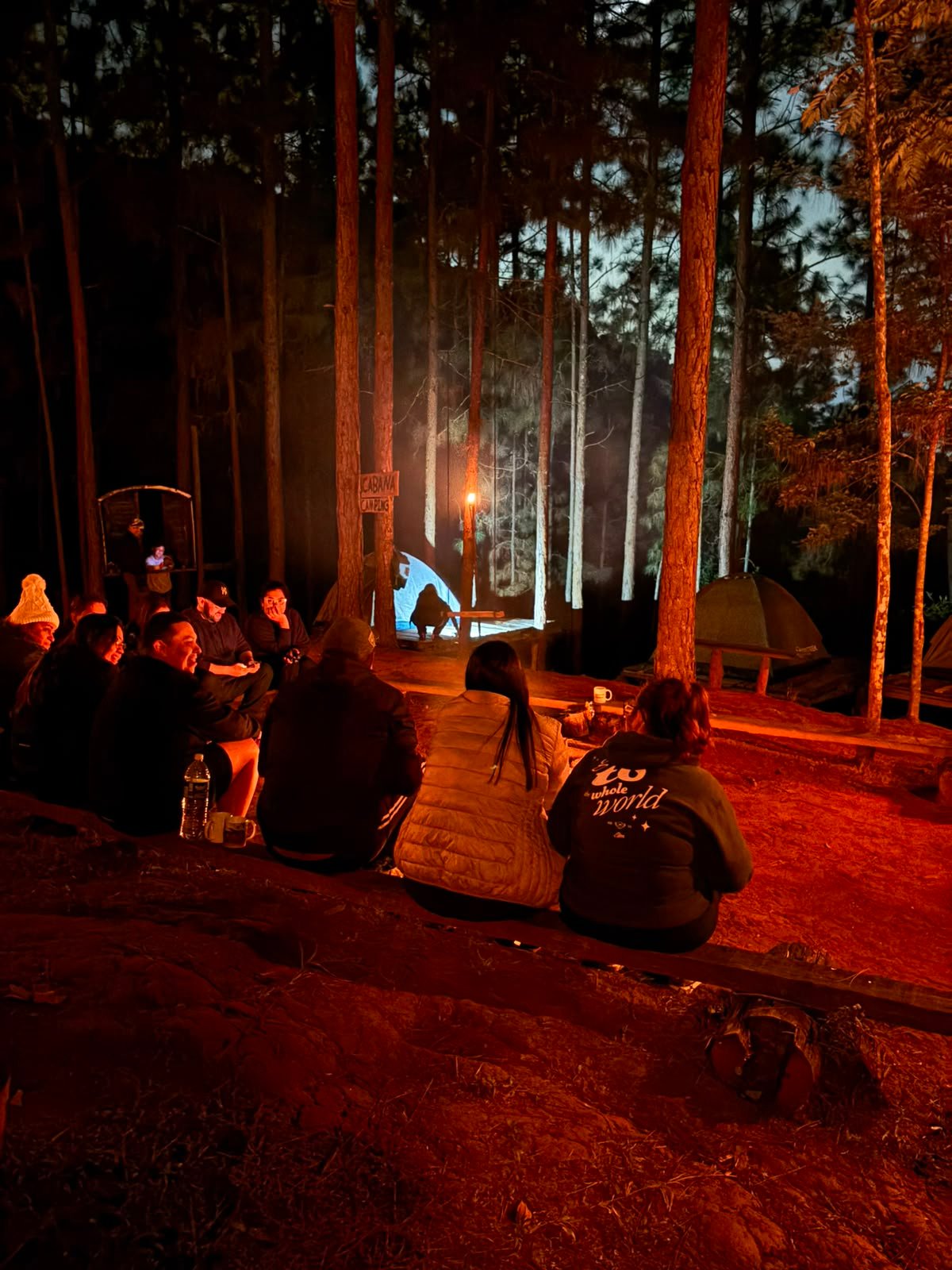 Grupo no cume ao nascer do sol
