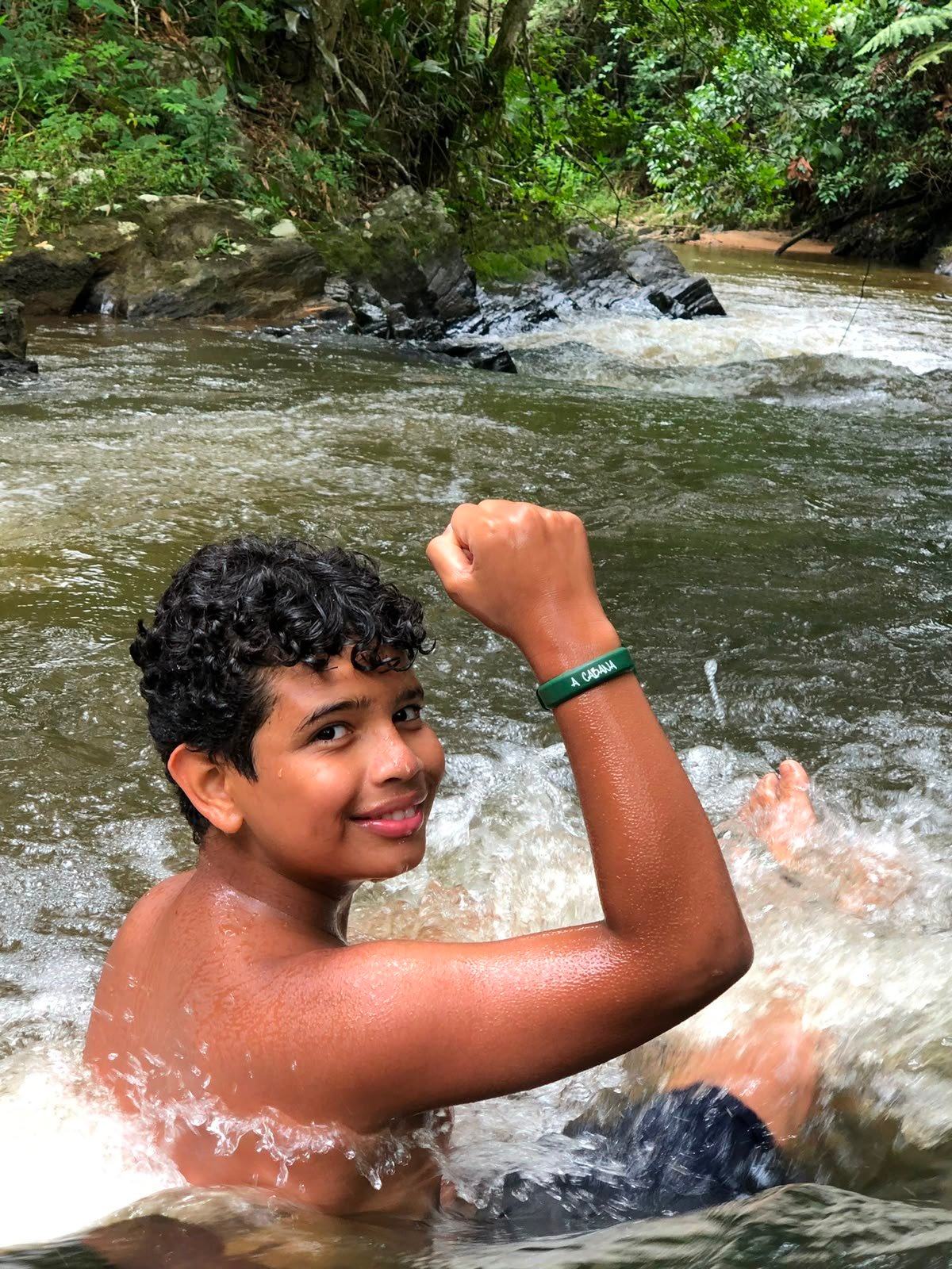 Douglas celebrando na cachoeira