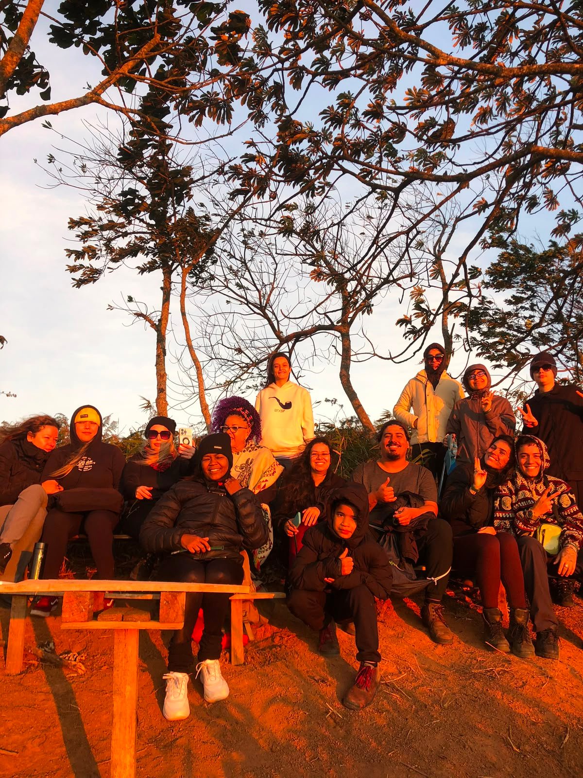 Participante no balanço com raios de sol na floresta