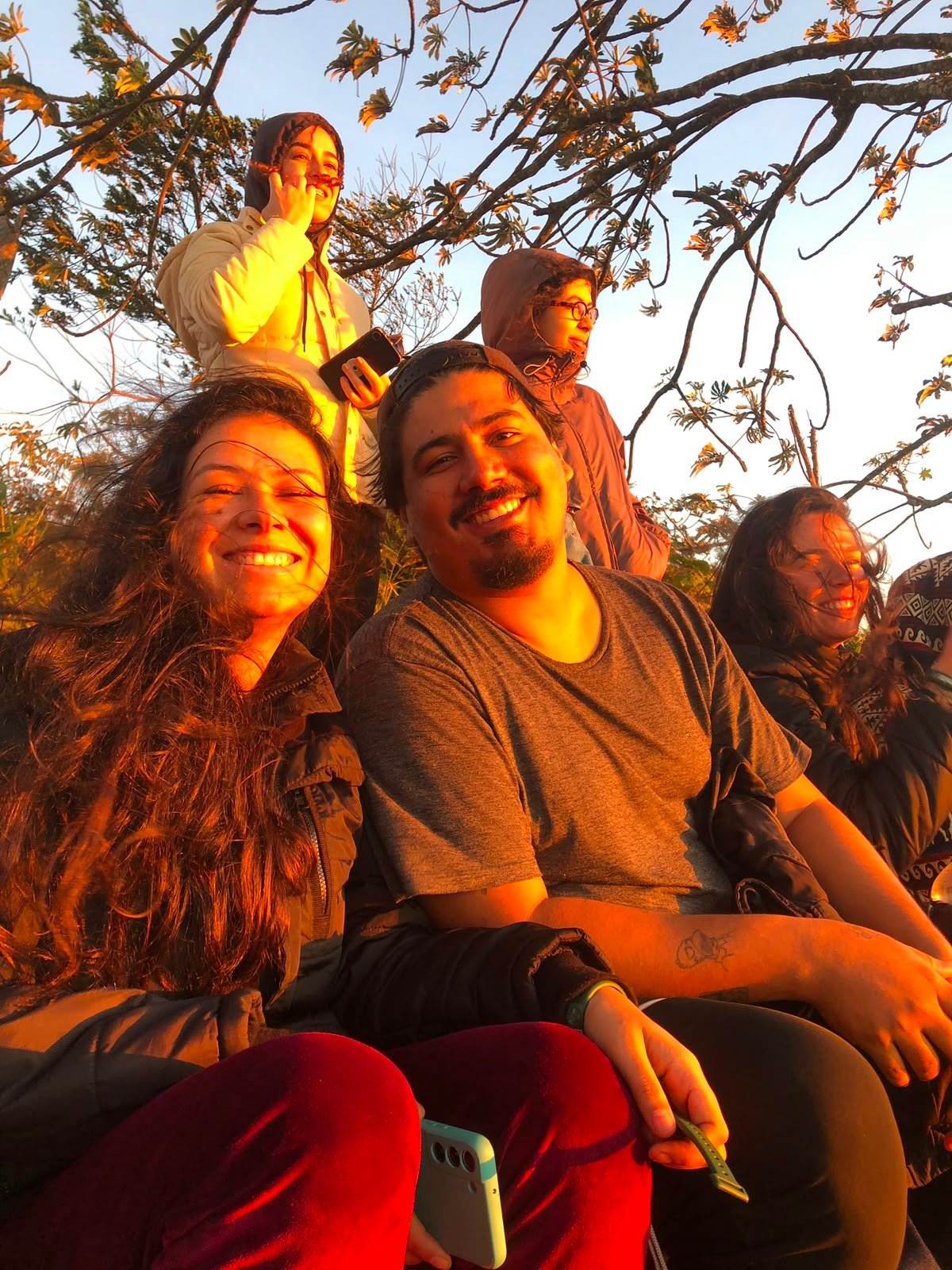 Douglas de braços abertos no camping