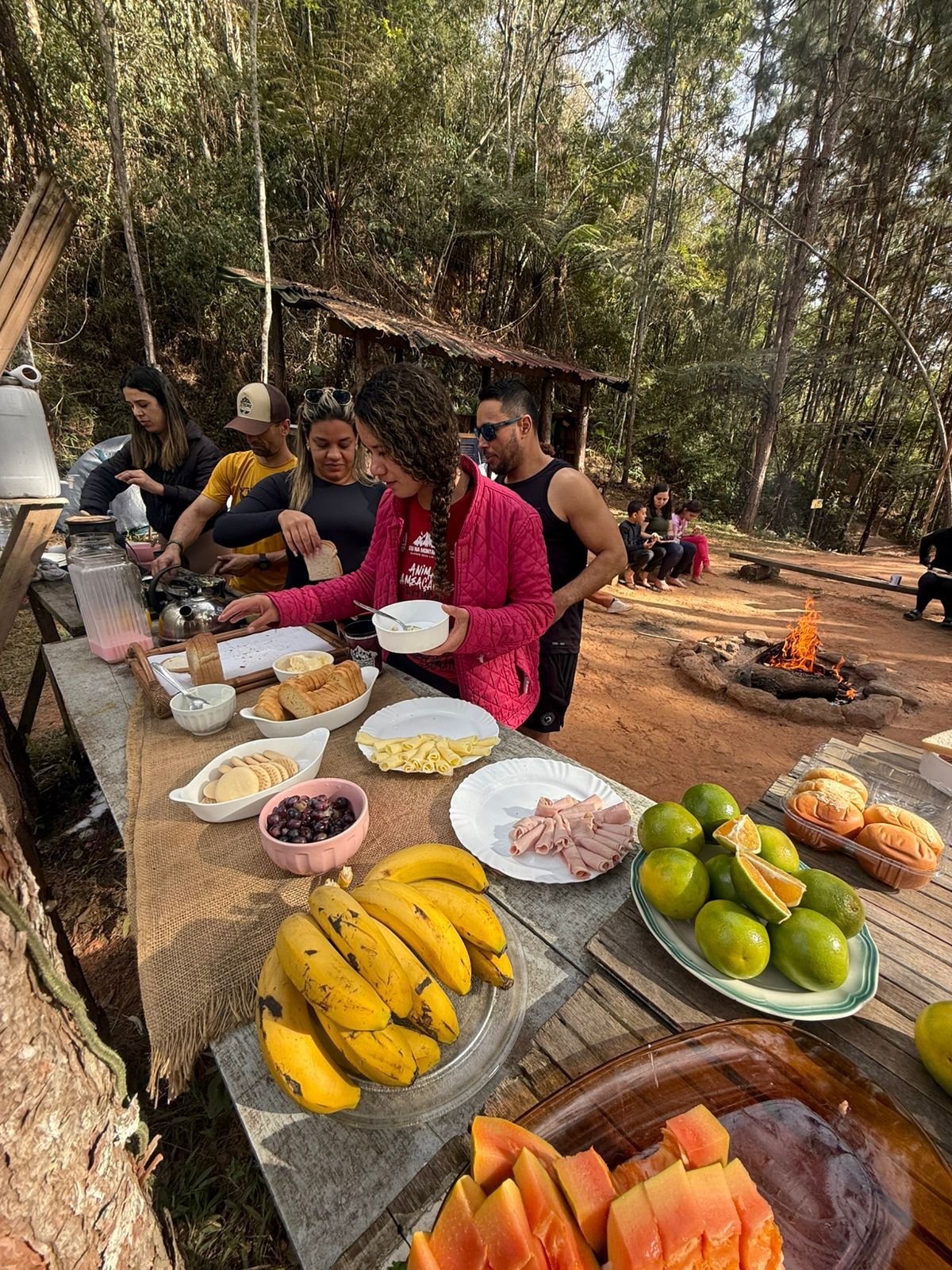 Grupo de amigos sorrindo ao entardecer no mirante
