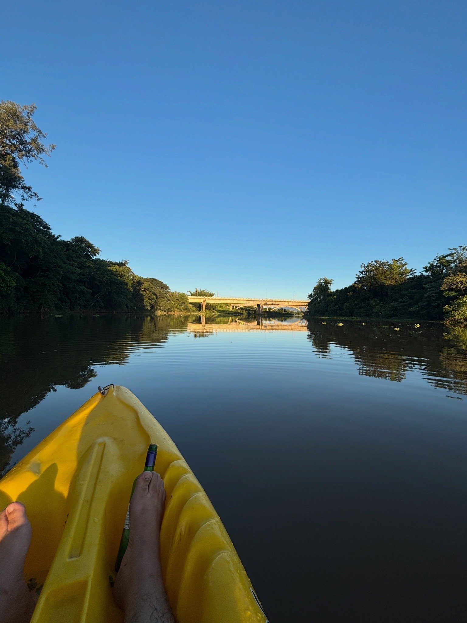 Caiaque no Rio Paraíba com ponte histórica ao fundo