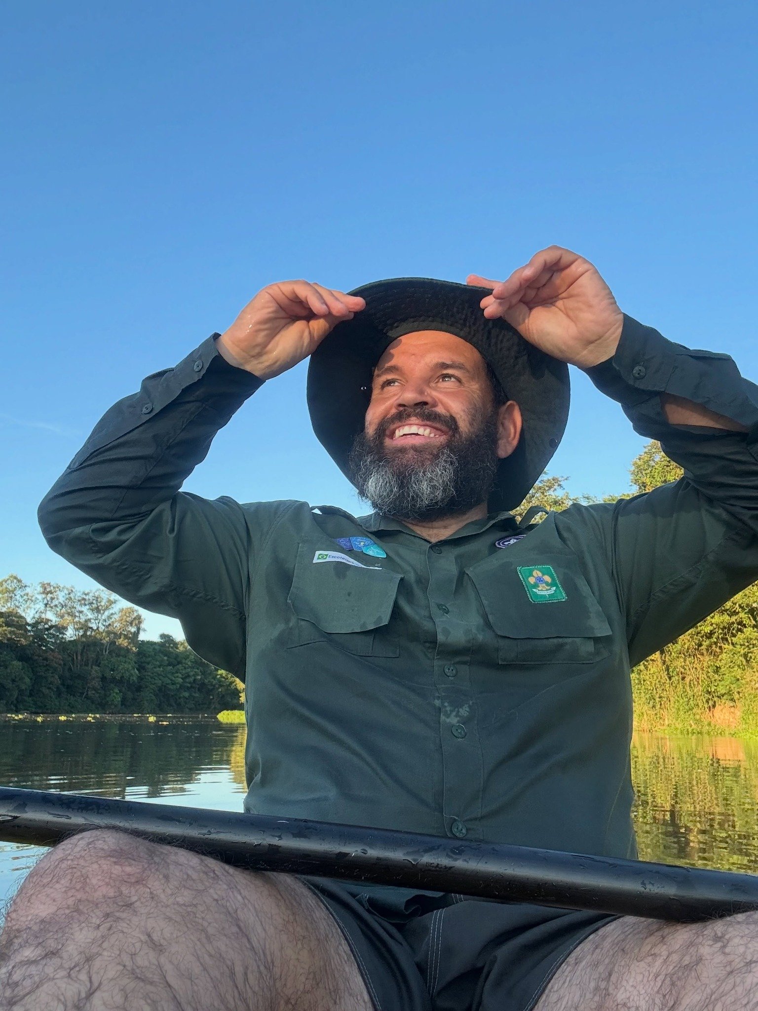 Douglas sorrindo no caiaque durante a descida do Rio Paraíba ao amanhecer