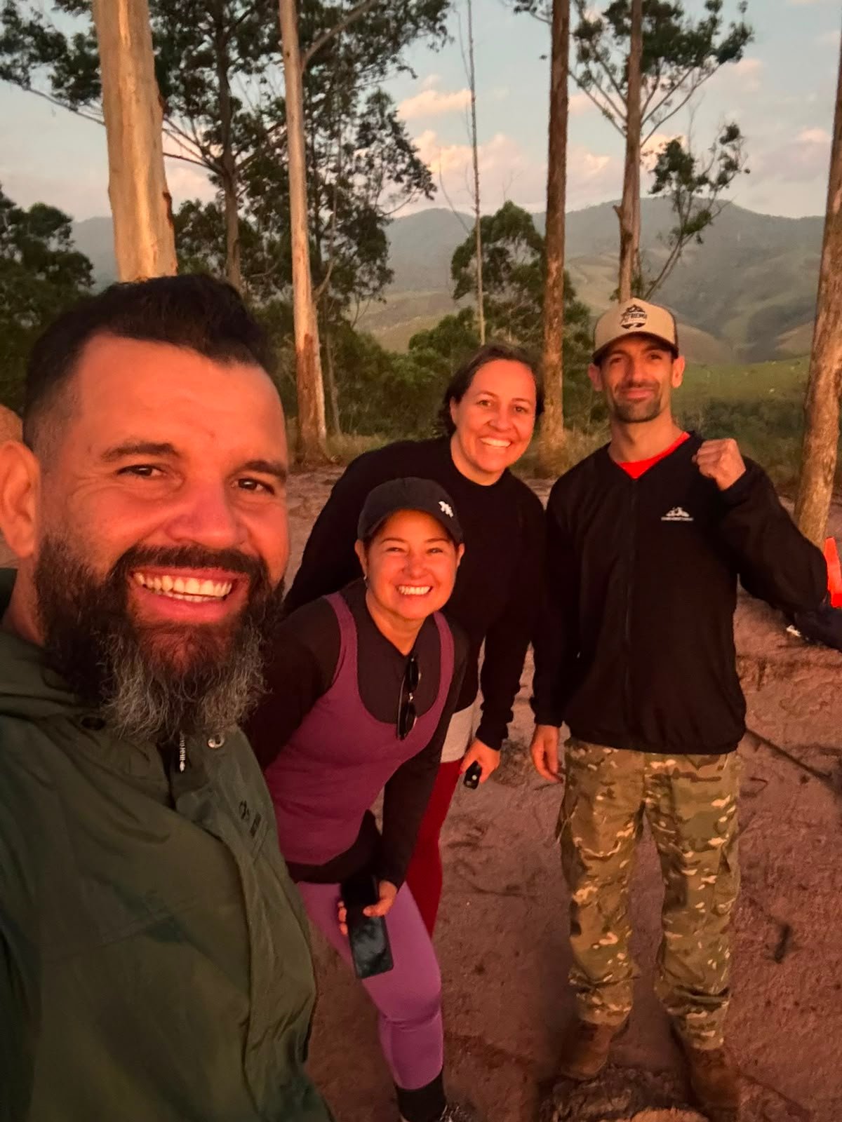 Selfie do Douglas com participantes no mirante