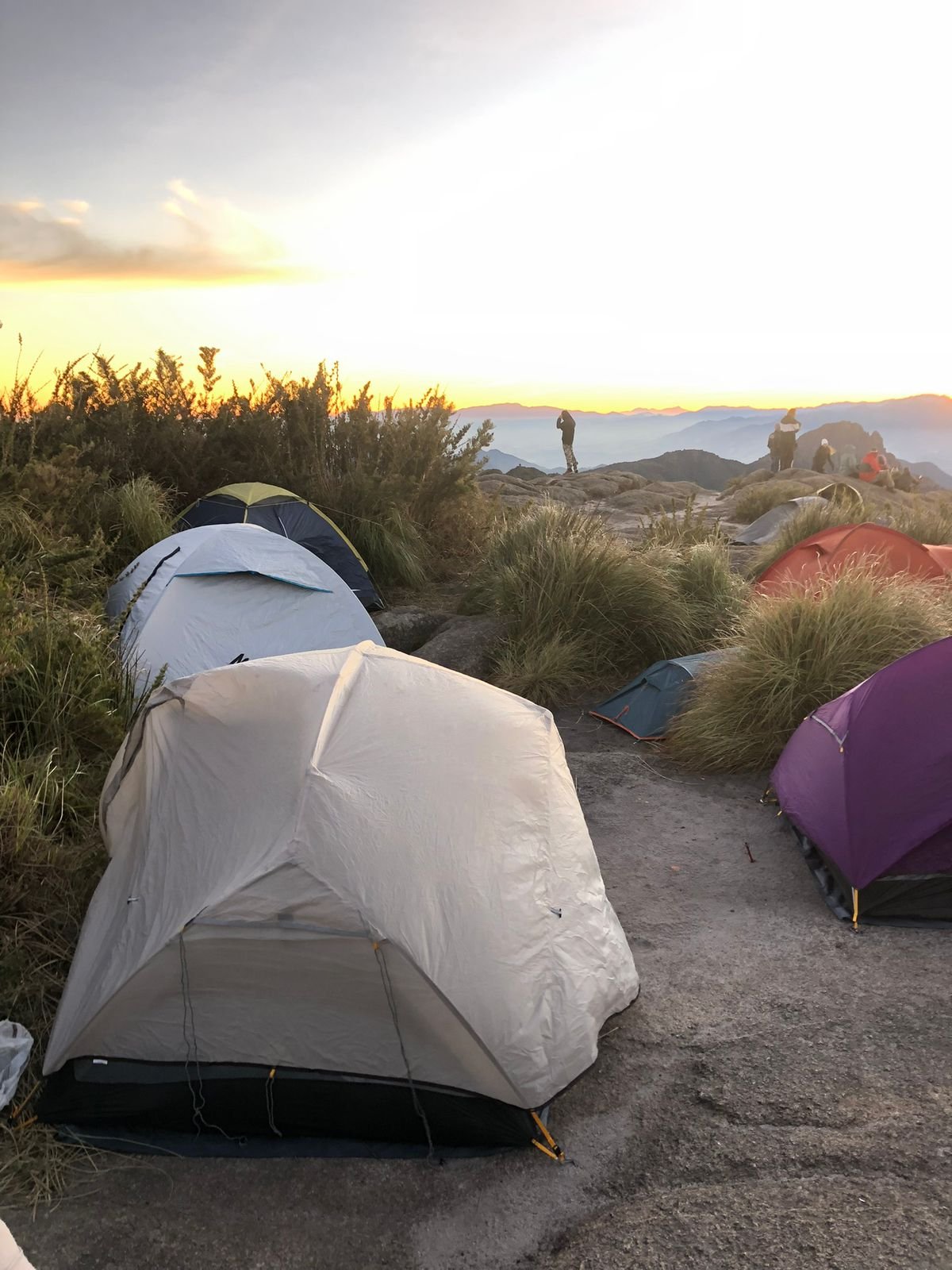 Barracas coloridas no cume do Pico do Marins ao amanhecer