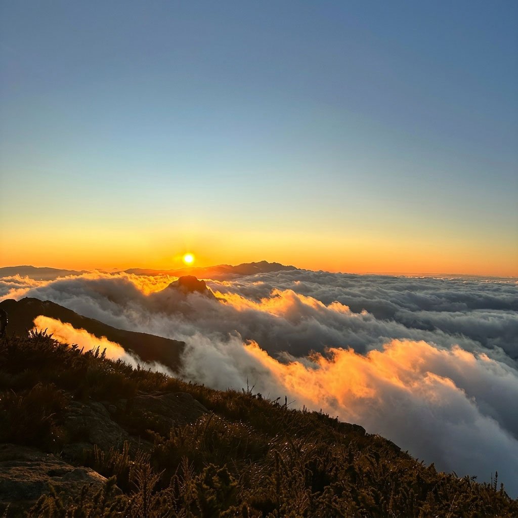 Nascer do sol acima do mar de nuvens no Pico do Marins