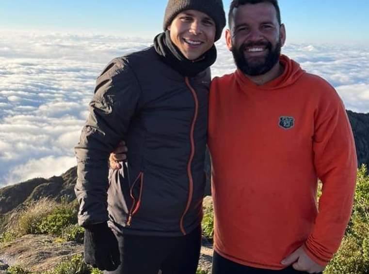 Douglas no topo do Pico do Marins com participante da jornada