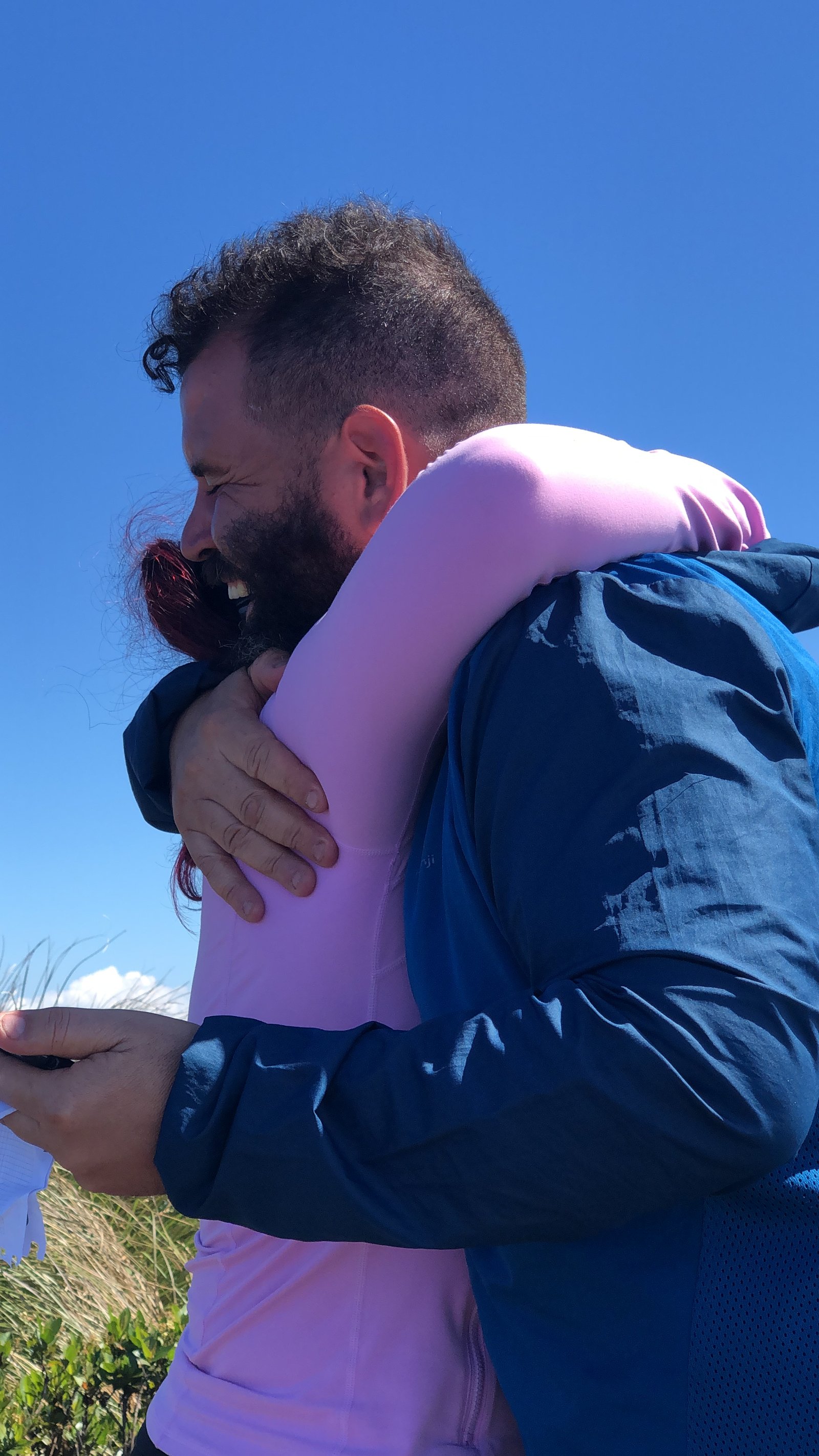 Abraço emocionante de participante ao chegar ao cume do Pico do Marins