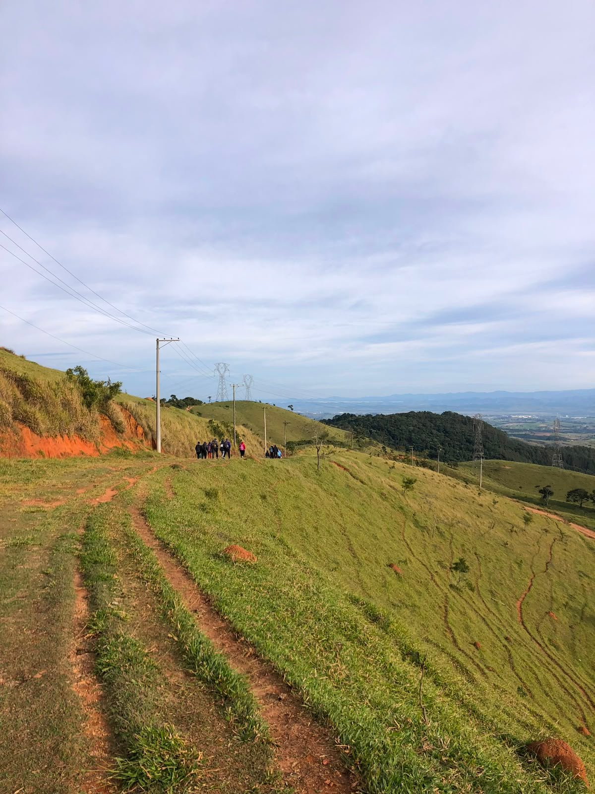 Participantes no mirante conversando ao pôr do sol