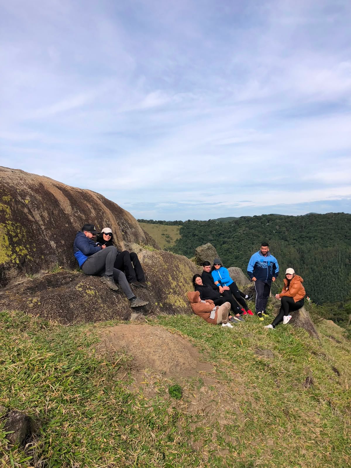 Família fazendo picnic no mirante ao entardecer