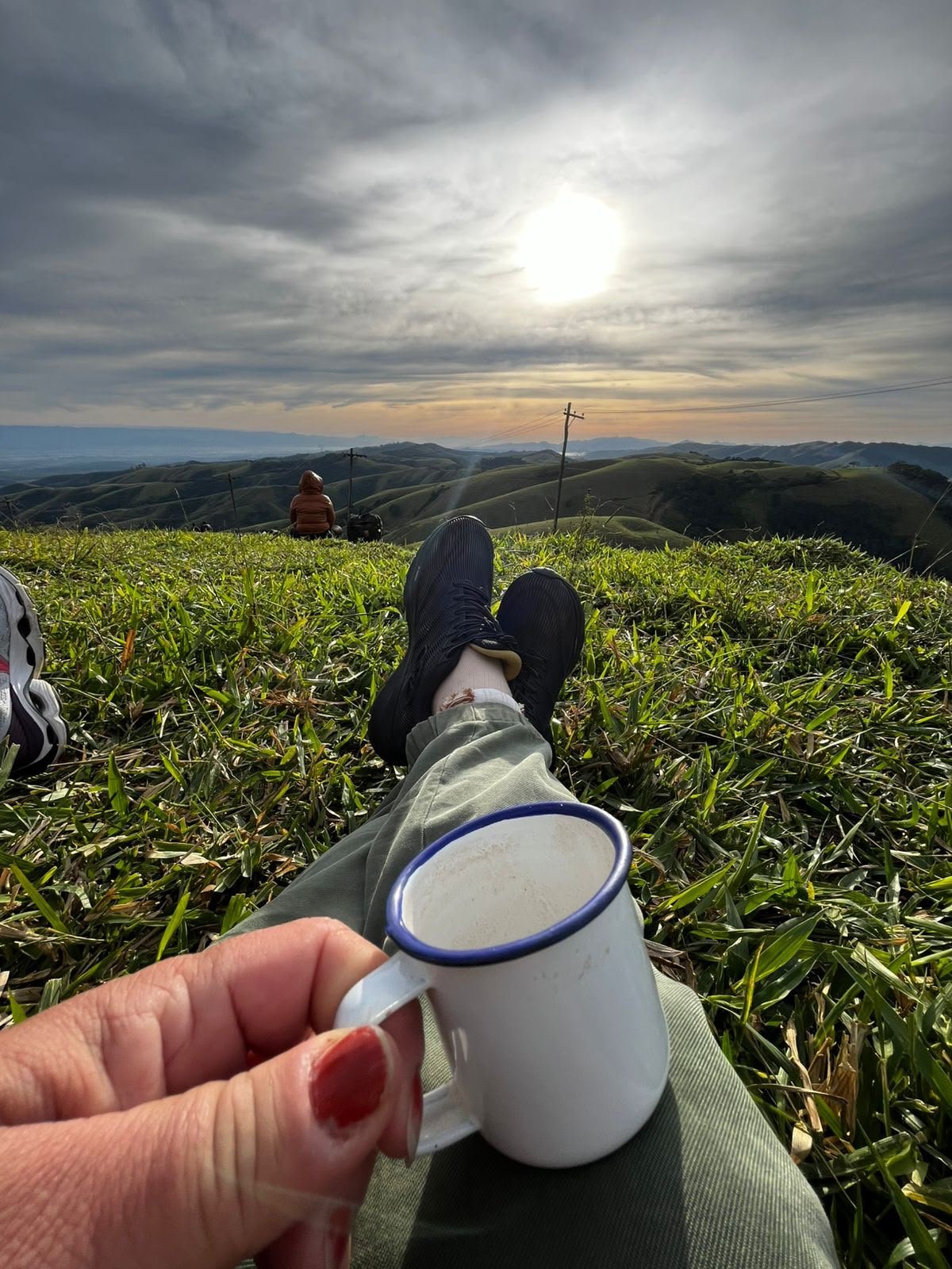 Grupo no mirante ao pôr do sol intenso laranja