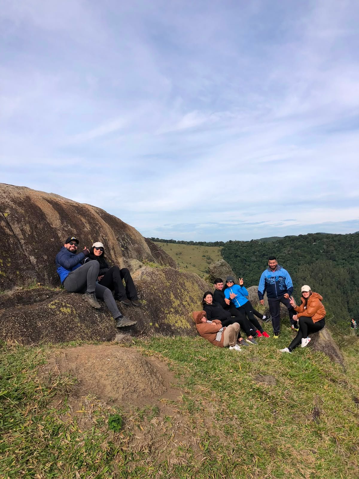 Grupo descansando sobre as rochas com vista verde