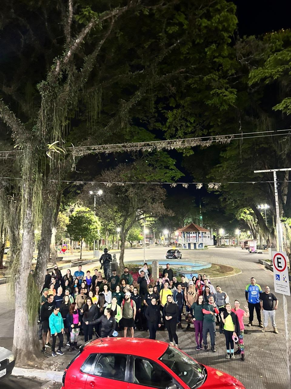 Céu vermelho e azul dramático com lua ao entardecer