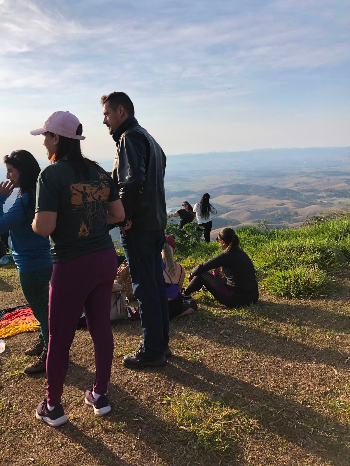 Participantes recebendo bebida quente no mirante