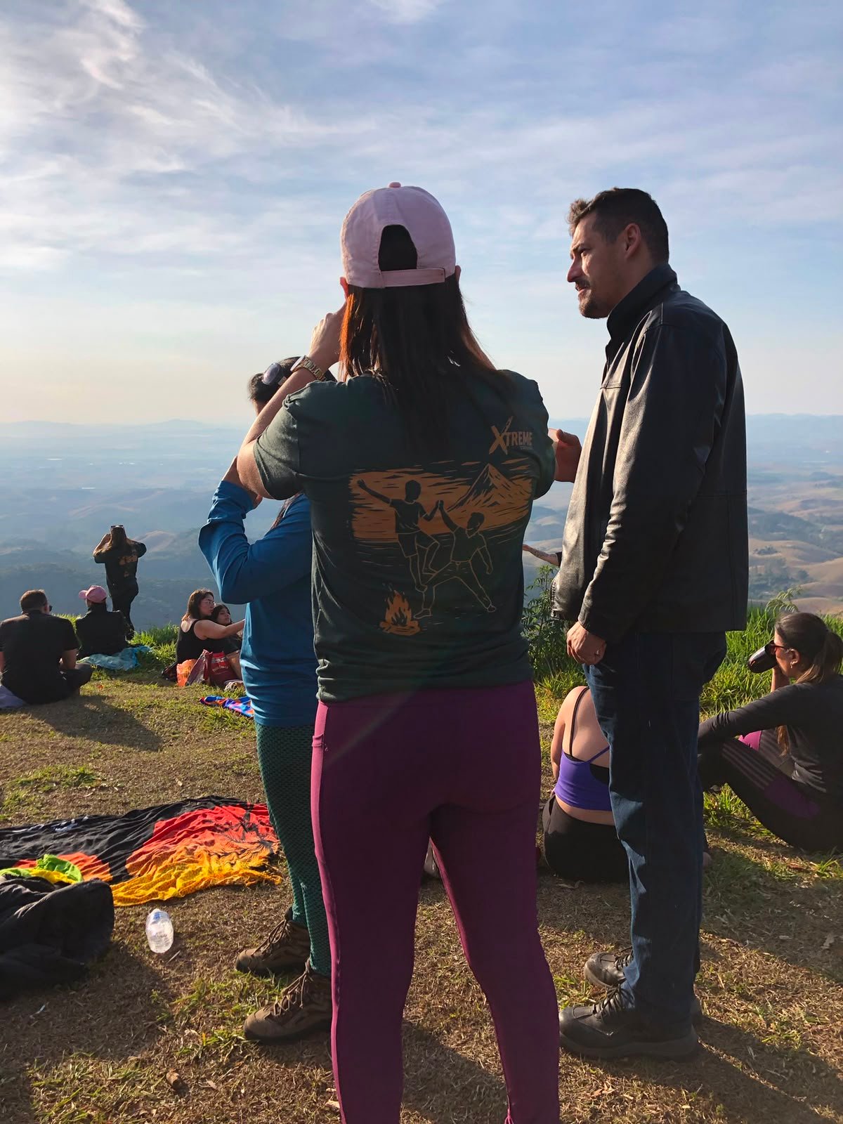 Grupo nas rochas com Mata Atlântica ao fundo