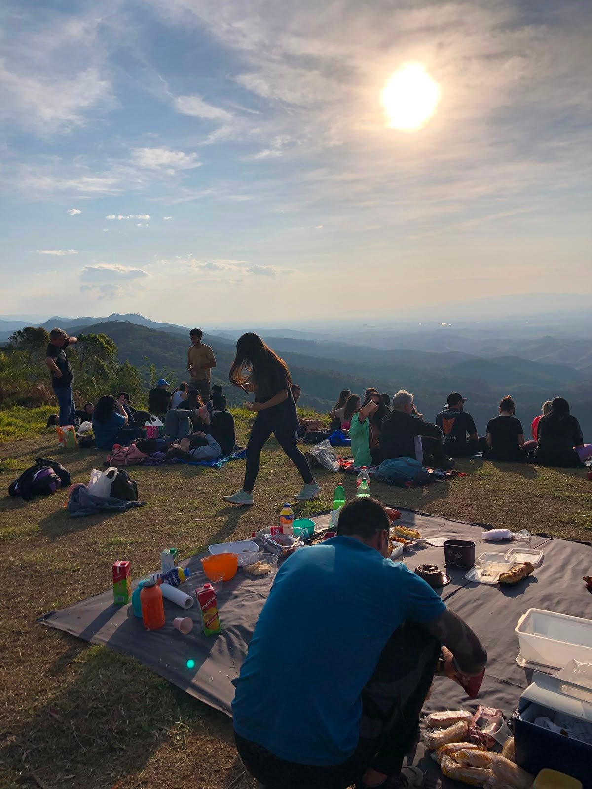 Participante caminhando no morro ao amanhecer