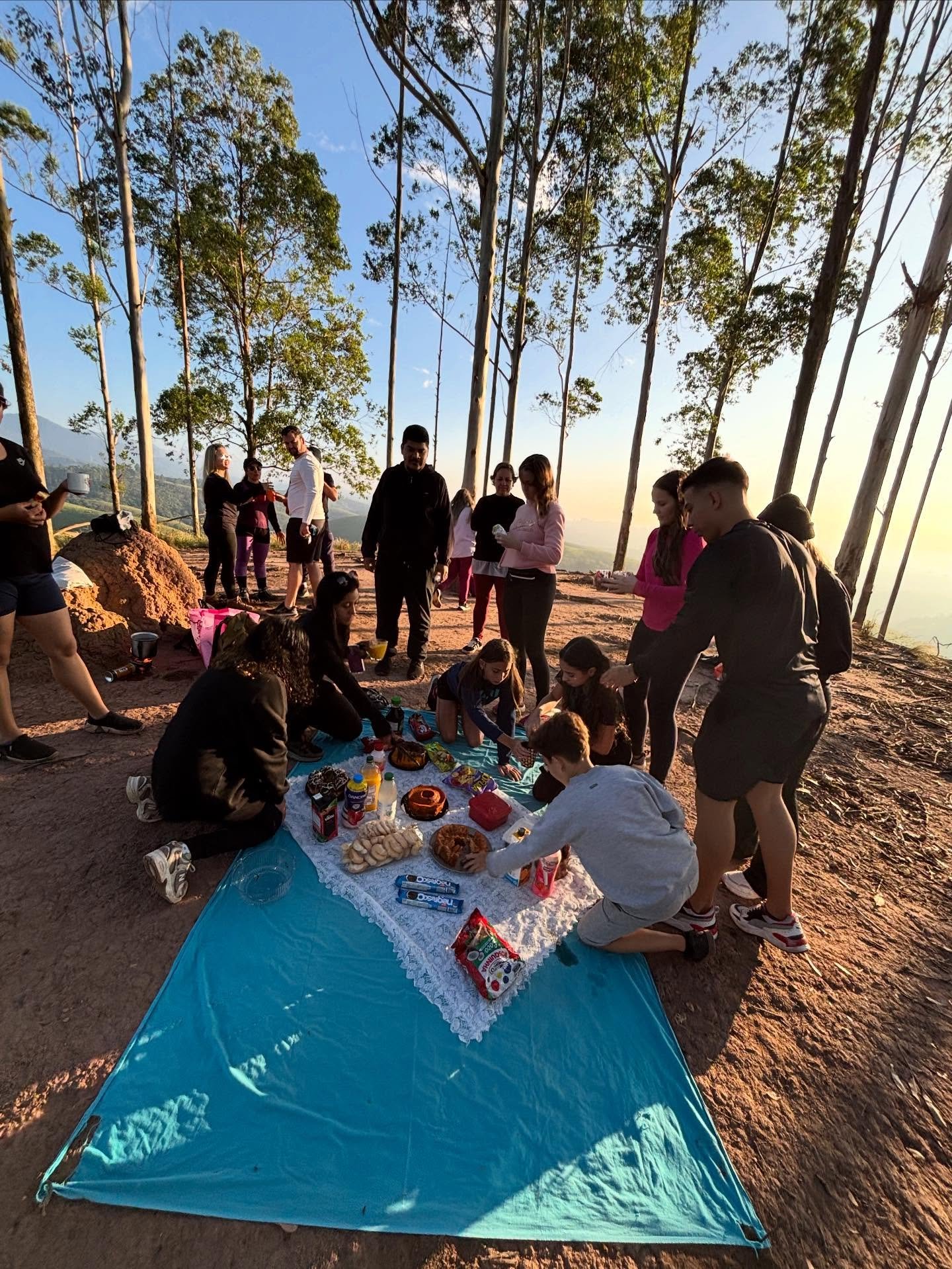Participantes observando a vista com mochila e paisagem